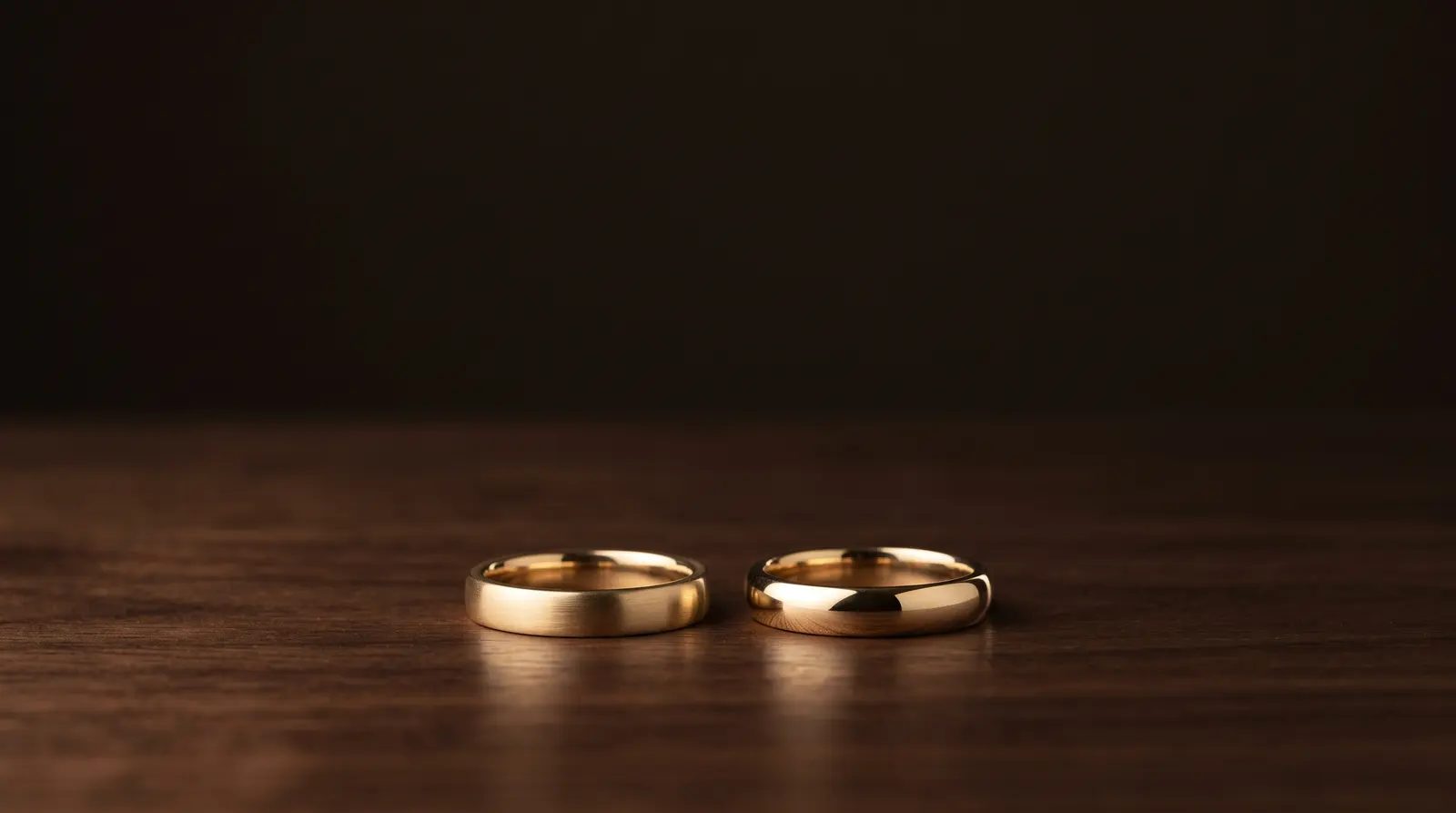 Dos argollas de matrimonio sobre una mesa de madera
