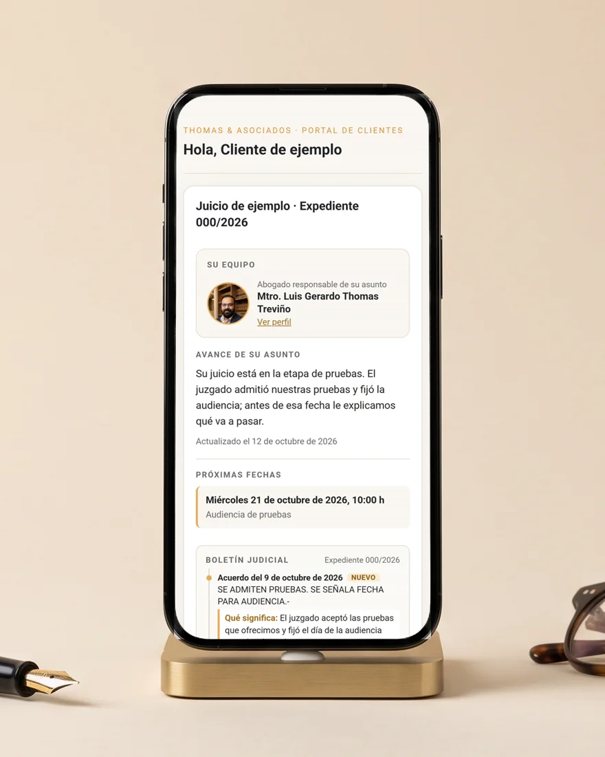 Celular con el portal de clientes de Thomas & Asociados abierto en un expediente de ejemplo